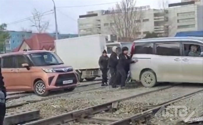 Tank забуксовал: автомобилисты с большим трудом прорываются через ж/д переезд в областном центре Tank забуксовал: автомобилисты с большим трудом прорываются через ж/д переезд в областном центре