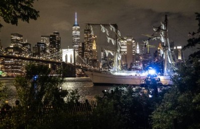 Парусное судно мексиканских ВМС задело мачтами Бруклинский мост, есть пострадавшие
