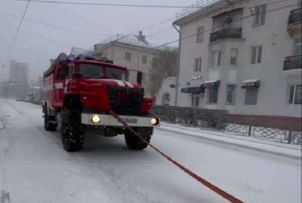 В центре Улан-Удэ спасли забуксовавшую фуру