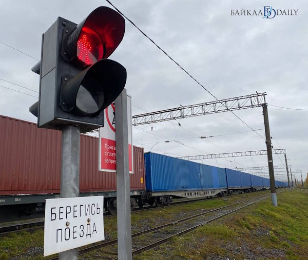 В Бурятии грузовой поезд протаранил на переезде легковую машину
