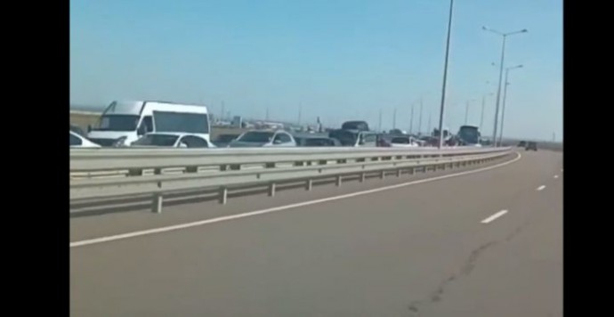 Пробка на Крымском мосту растянулась на долгие часы 
