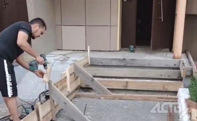 В одном из домов в Южно-Сахалинске демонтировали новое крыльцо, чтобы сделать его ещё новее В одном из домов в Южно-Сахалинске демонтировали новое крыльцо, чтобы сделать его ещё новее