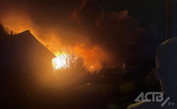 В Луговом огонь полностью охватил дом, есть предварительная информация о пострадавших