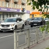 На улице Ленинградской в Пензе столкнулись две машины, движение осложнено
