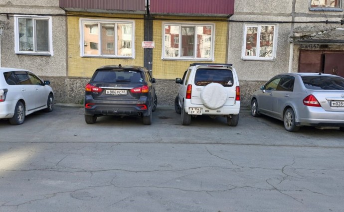 Неизвестный ударил припаркованный Mitsubishi в Южно-Сахалинске и скрылся Неизвестный ударил припаркованный Mitsubishi в Южно-Сахалинске и скрылся