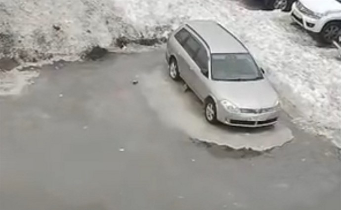 Поронайск утопает в талых водах, а "авто-мамонтёнок" стал символом сезона
