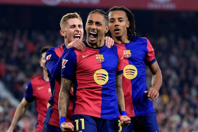 Ван Бастена возмутило, что "Барселоне" разрешили сыграть матч чемпионата в США: "Абсурд и афера" Ван Бастена возмутило, что "Барселоне" разрешили сыграть матч чемпионата в США: "Абсурд и афера"