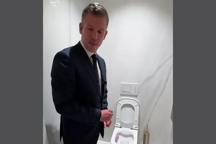 Стыд в сортире: премьер Венгрии записал видео из туалета и получил разнос от эксперта Стыд в сортире: премьер Венгрии записал видео из туалета и получил разнос от эксперта