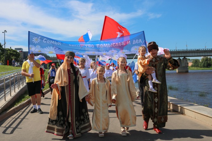Новгородцев приглашают поучаствовать в большом параде