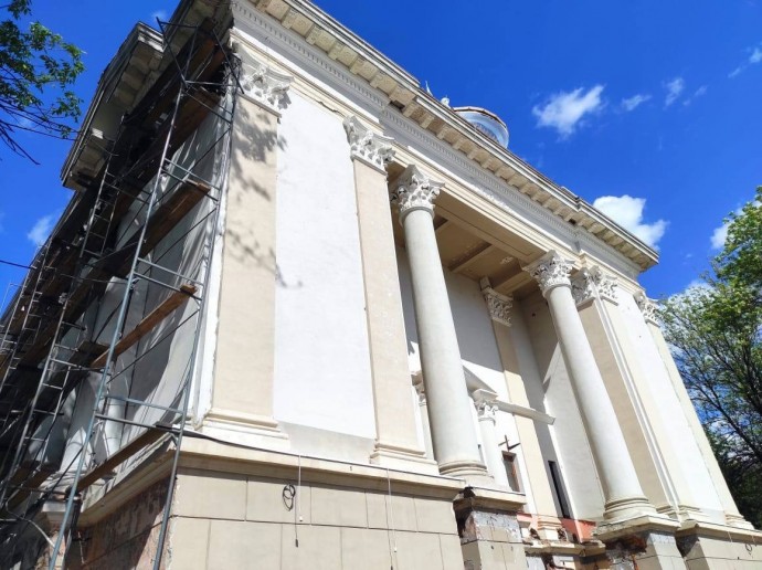 Глава района Уфы проверил процесс ремонта кинотеатра «Победа»