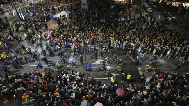 В Белграде участники акции протеста напали на полицейских