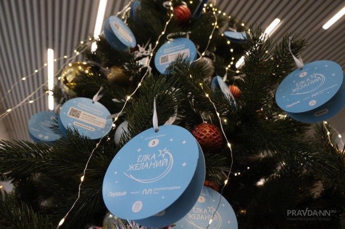На Ёлку желаний в Нижнем Новгороде повесили шарики отказавшихся от аборта