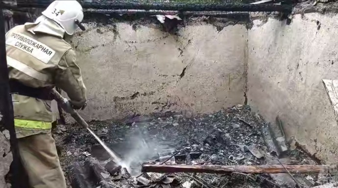 В Медвенском районе из-за неосторожного курения полностью сгорела хозпостройка