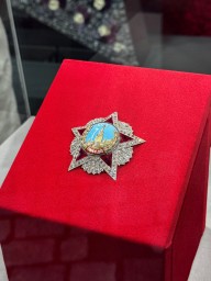 Орден «Победа», предоставленный Гохраном России — центральный элемент стенда «Уралхима» на ПМЭФ-2025