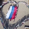Огромный триколор развернули амурские школьники в День народного единства