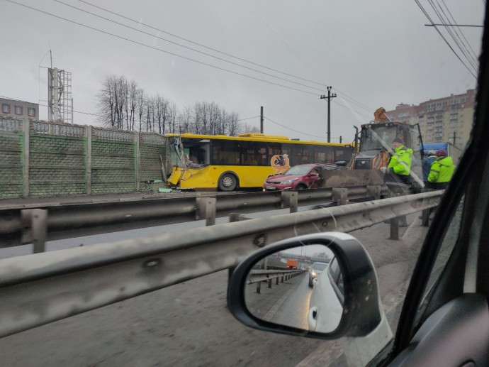 В результате массового ДТП в Ярославле автобус с пассажирами влетел в забор