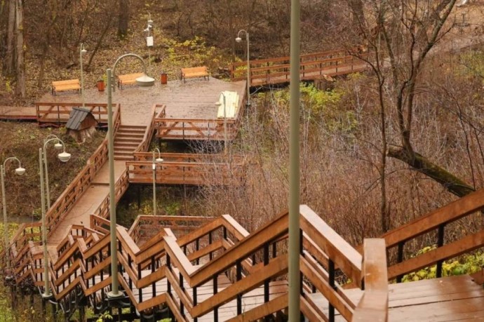 В Серебрянском парке ведутся работы по озеленению и строительству двух дождевых садов