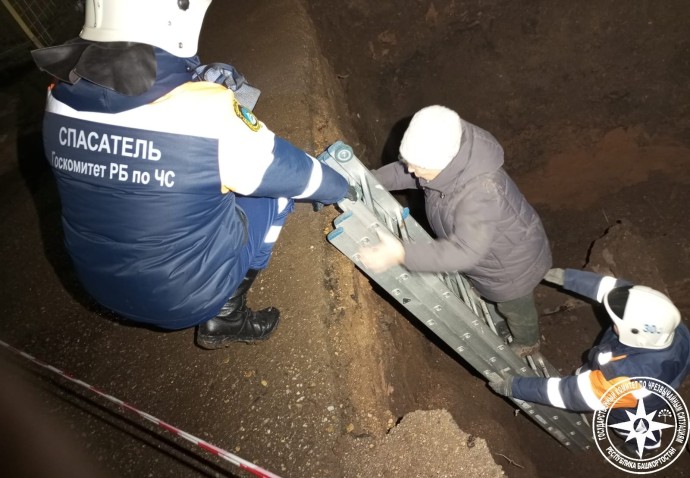 В Башкирии женщина упала в вырытую траншею