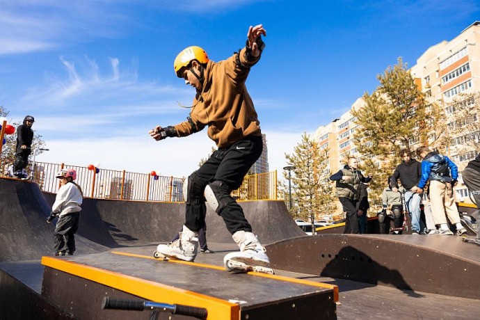 Хоккейная коробка и скейт-трек: новая площадка для подростков приняла первых посетителей во Владивостоке Хоккейная коробка и скейт-трек: новая площадка для подростков приняла первых посетителей во Владивостоке