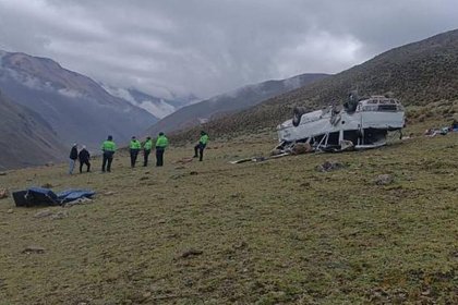 Автобус с туристами упал с обрыва в Перу и попал на видео