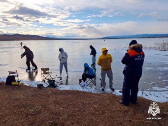 В пригороде Улан-Удэ экстремалы устроили покатушки на коньках по тонкому льду