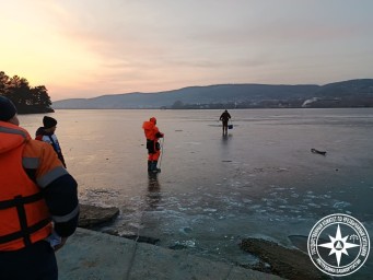 В Башкирии спасатели сняли с тонкого льда рыбака