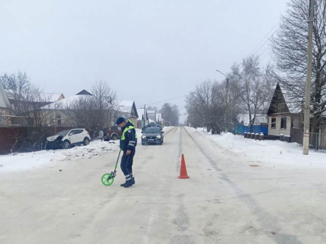 В Инсарском районе Мордовии водитель ВАЗ-21213 не пропустил «Хендэ Санта ФЕ», пострадали оба