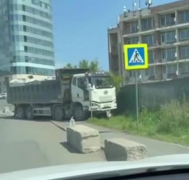 Многомиллионная авария: груженый самосвал повредил 5 автомобилей в центре Владивостока