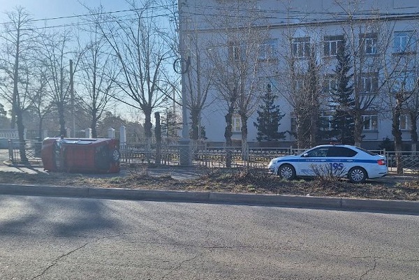 В Улан-Удэ автомобиль перевернулся и завалился на бок
