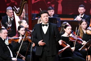 Ярославский баритон Александр Суханов выступает в большом туре по городам Китая