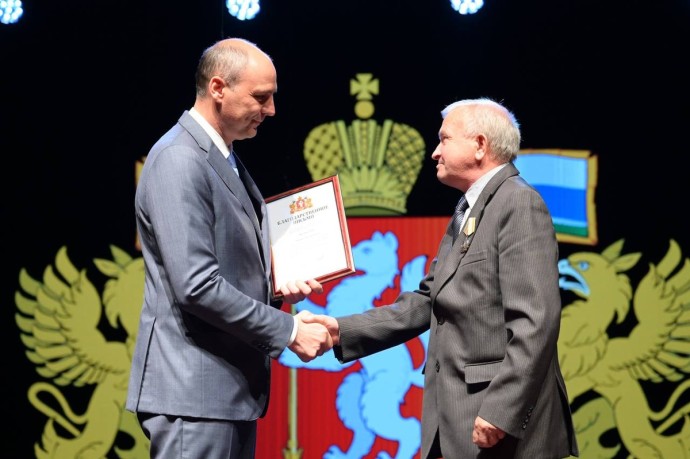 Денис Паслер поблагодарил почетных тружеников Машиностроительного завода им. Калинина