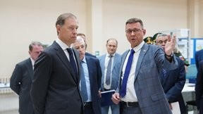 Денис Мантуров оценил готовность системы управления ракеты «Союз-5»