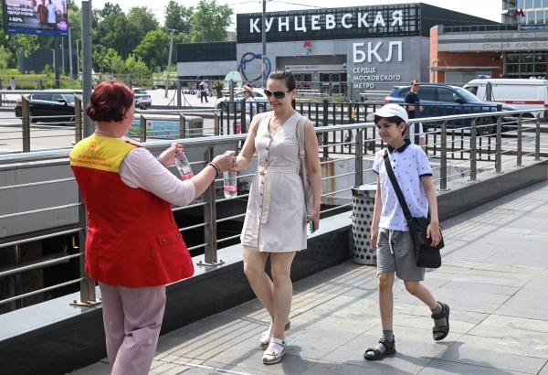 Питьевую воду продолжают раздавать в московском транспорте из-за жары