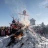 Белгородцы проводили Масленицу штурмом ледяной горы (фоторепортаж)