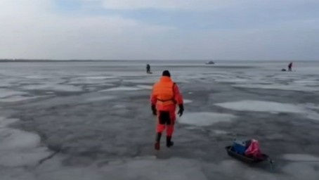 Со льда Финского залива эвакуировали 28 рыбаков