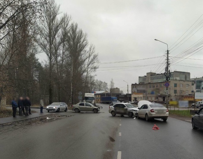 Трое взрослых и 3-летний малыш пострадали во время аварии в Костроме