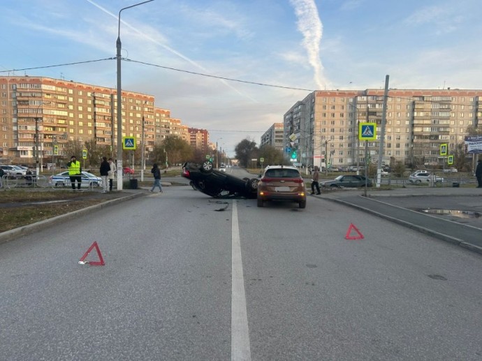 В Магнитогорске автомобиль оказался на крыше В Магнитогорске автомобиль оказался на крыше
