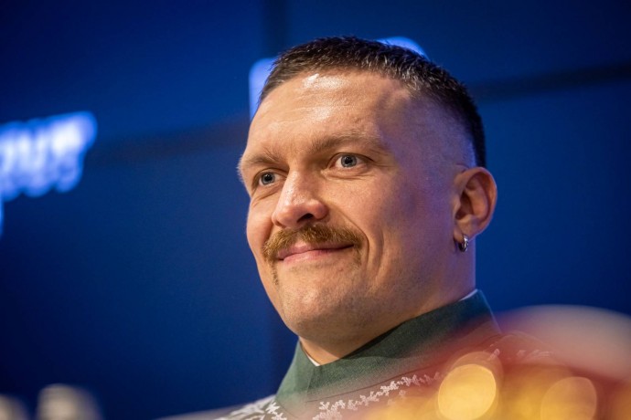 Усик высказался о толчке Дюбуа во время битвы взглядов