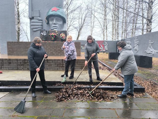 Сотрудники ИК-1 и ИК-7 УФСИН по Мордовии провели субботник у обелиска павшим воинам