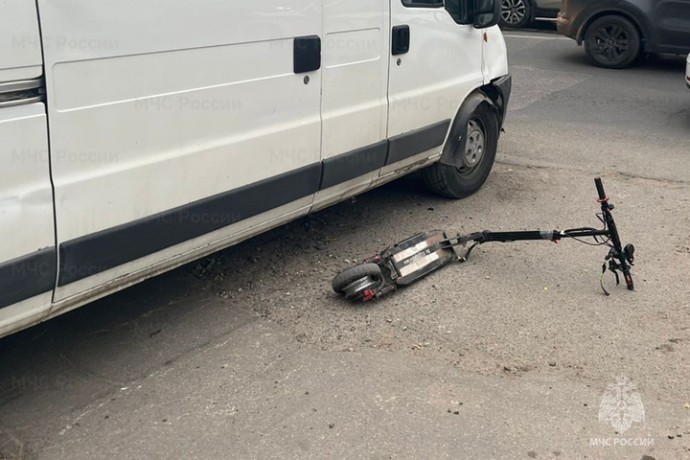 Человек пострадал при столкновении микроавтобуса и самоката в центре Калуги