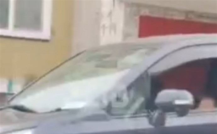 В Южно-Сахалинске заметили детей, катавшихся на микроавтобусе во дворах