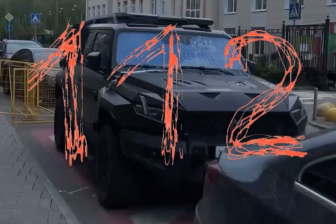 Джип комика Харламова залили кефиром за неправильную парковку