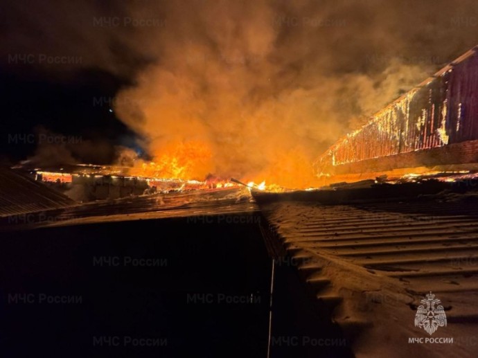 В Иркутской области страшно горят два цеха по производству диванов