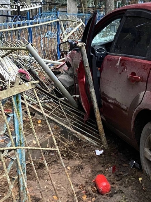 Угнанную у костромички машину нашли в кладбищенской ограде Угнанную у костромички машину нашли в кладбищенской ограде