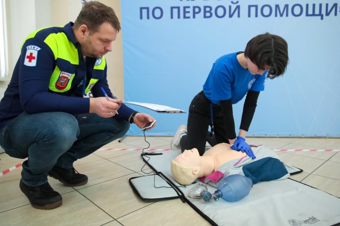 Российских педагогов и школьников будут массово обучать первой помощи