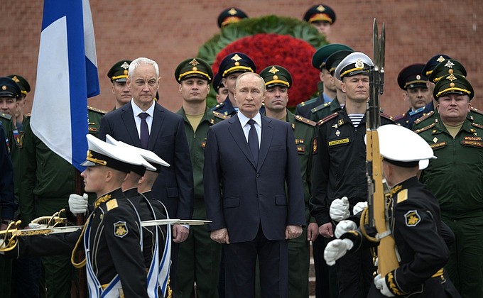 Возложение венка к Могиле Неизвестного Солдата