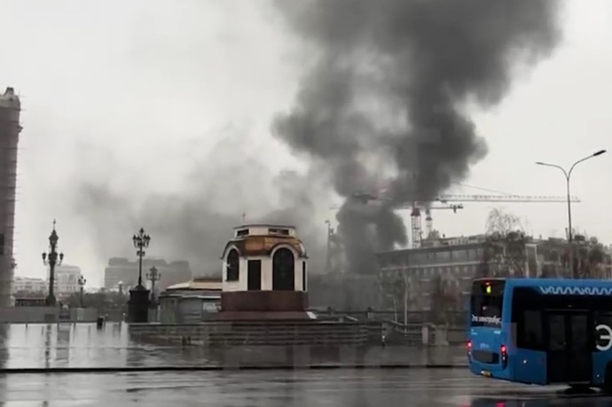 Пожар начался на стройке элитного ЖК Le Dome рядом с храмом Христа Спасителя