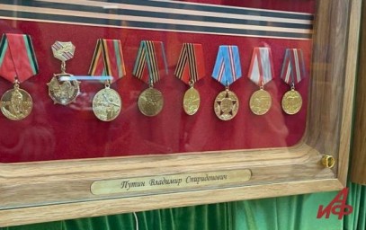 На ПМЭФ представили награды отца Владимира Путина за участие в Великой Отечественной войне