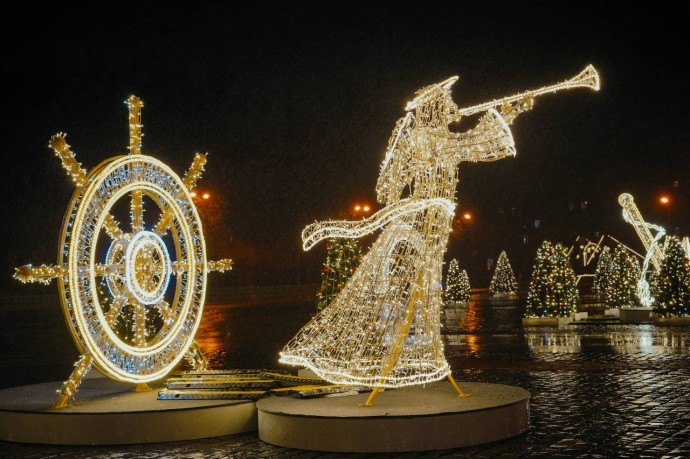 Кронштадт украсили к Новому году в едином морском стиле