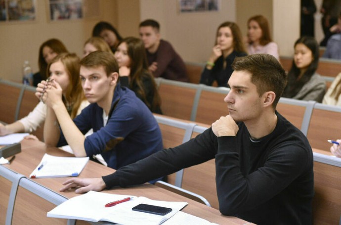 Стало известно, как планируют определять предельное число платных мест в вузах